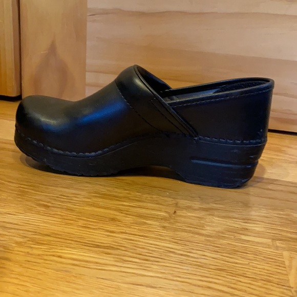 Women’s Balck Dansko Clogs - Picture 3 of 4